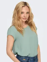 Camiseta básica negra de manga corta, con cuello redondo y diseño de espalda más larga.