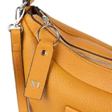 Cartera tipo hobo color habano, confeccionada en cuero sintético graneado. Tiene un compartimento principal con cierre, un bolsillo interno con cierre y otro abierto. Incluye correa regulable y asa fija.