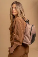 Mochila urbana de diseño combinado, confeccionada en tela resistente con bolsillo frontal y detalles en cuero sintético. Cuenta con compartimento principal con cierre y correas ajustables.