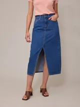 Falda midi de jean azul claro con corte en el centro del frente.