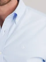 Camisa oxford de hombre color verde menta, con corte regular fit, cuello buttondown y manga larga con puño simple. Presenta cierre frontal de botones y pequeño logo bordado en el pecho.