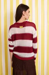 Sweater ligero de punto bicolor a rayas horizontales blancas y negras, con diseño holgado, mangas largas y detalles de costuras en zigzag a contratono.