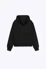 Sudadera de manga larga con capucha ajustable mediante cordones, bolsillo frontal tipo canguro y puños y ruedo en tejido rib.