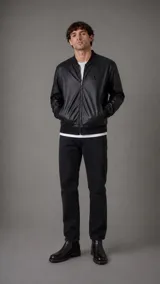 Campera bomber de cuero sintético color negro, con cierre frontal, cuello, puños y ruedo acanalados. Presenta un pequeño logo bordado en el pecho.