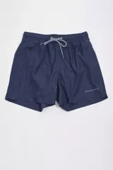 Short de baño de corte clásico en color azul marino, con cintura elástica y cordón ajustable. Presenta logo bordado en la parte inferior y cuenta con bolsillos laterales y uno trasero.