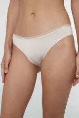 Bombacha tipo bikini de microfibra gloss color negro, con puntilla en el contorno de la cintura y fundillo de algodón.