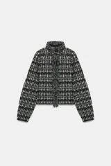 Chaqueta de punto con textura, manga larga y escote redondo. Presenta detalles de acabados deshilachados en los bordes y cierre frontal con ganchos.