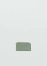 Porta documentos de efecto piel y acabado de ante, color verde claro, con cierre de cremallera y herrajes dorados.