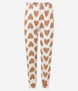Conjunto de pijama canelado blanco con estampado de corazones marrones. Incluye blusa de mangas largas y pantalón con cintura elástica y puños ajustados.