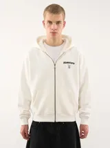Canguro blanco con capucha, con gran estampado en la espalda en color negro que incluye texto y logotipos de la marca.