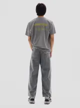 Remera de algodón con efecto lavado, cuello redondo y mangas cortas. Presenta un estampado gráfico en el pecho con la frase 'Les Enfants Deprime'.