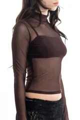 Remera marrón de tul con cuello alto y mangas largas.