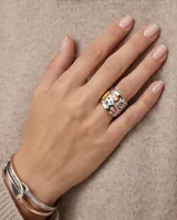 Anillo ancho de acero con diseño texturizado, esmalte multicolor y detalles en nácar.