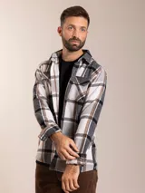 Camisa a cuadros blanca, negra y marrón, de corte regular y manga larga.