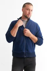 Campera azul marino de polar con cierre frontal, cuello alto y puños y cintura acanalados.