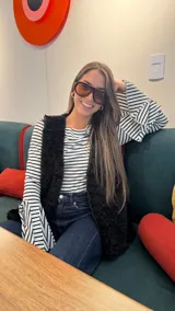 Blusa de manga larga ajustada al cuerpo con estampado de rayas horizontales y mangas acampanadas con volados.