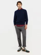 Jersey de hombre cuello redondo, confeccionado en tejido de lana merino, con diseño liso, manga larga y puños acanalados. Presenta logo bordado en el pecho.