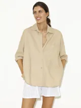 Camisa color beige de lino, de corte clásico con bolsillo en el pecho.