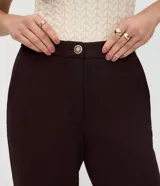 Pantalón de corte recto confeccionado en tejido Punto Roma, con cintura media, cierre frontal y bolsillo trasero. Presenta una estructura firme y elegante.