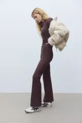Leggings deportivas acampanadas de tiro alto con cintura ancha y costuras planas. Confeccionadas en tejido funcional con interior cepillado suave.