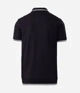 Remera polo blanca de viscosa texturizada con rayas, cuello y puños de mangas cortas en ribana con detalles contrastantes en negro.