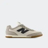 Championes New Balance RC42, color beige con detalles en gris y negro.