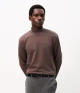 Remera térmica de manga larga para hombre, color negro, con cuello alto tipo mock neck, confeccionada en tejido sintético con mezcla de poliéster, algodón y elastano.