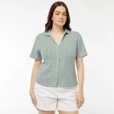 Camiseta de punto calado color celeste con cuello polo y cierre frontal con botones.