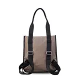 Mochila y cartera híbrida confeccionada en nylon de color beige con detalles y correas en negro. Posee dos asas superiores para llevar al hombro y correas traseras ajustables para usar como mochila. Presenta dos bolsillos frontales con cierre de cremallera y tiradores largos.