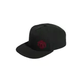 Gorra Adidas negra con el escudo del Manchester United bordado en rojo en el frente.