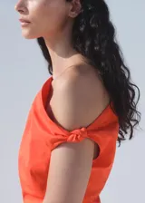 Vestido corto de diseño entallado y cuello asimétrico con un solo hombro. Presenta fruncidos laterales y cierre de cremallera lateral.