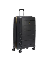 Valija rígida color negro con textura de fibra de carbono y detalles en amarillo. Cuenta con cuatro ruedas dobles, carro extensible y cierre principal con detalles en contraste.