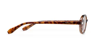 Lentes Blue Light con montura redonda de carey, fabricada en material bio-based G850. Cuentan con protección UV400 y lentes CR39 transparentes. Diseñados para proteger la visión de la luz azul emitida por pantallas de dispositivos digitales.