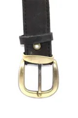 Cinto de cuero gamuzado color naranja con hebilla metálica color bronce y detalle de la marca grabada en la trabilla.