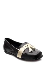 Mocasín de cuero negro con detalle de antifaz plateado y borlas.