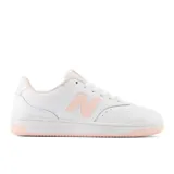 Championes urbanos New Balance modelo BBW80WPK, color blanco con detalles en rosa, confeccionados en cuero sintético, con logo "N" característico en los laterales y suela de goma.