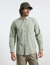 Camisa de manga larga con cuello button-down, bolsillo frontal y botones de madera. Confeccionada en una mezcla de poliéster y algodón.