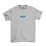 Remera blanca de algodón con estampa gráfica en la espalda que muestra un tiburón con lentes de sol mordiendo un barril de cerveza, acompañado por el logo de la marca y el texto 'Established 2009'.