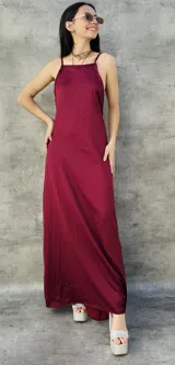 Vestido largo de satén color bordó, con breteles finos y escote recto.