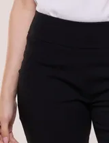 Pantalón color beige de corte entallado y largo cropped, confeccionado en tejido de punto con elasticidad técnica. Cuenta con pretina ancha y plana, bolsillos simulados al frente y bolsillos tipo ojal en la parte posterior.