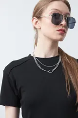 Remera de manga corta con cuello redondo a la base, de calce clásico y diseño minimalista con ruedo redondeado.