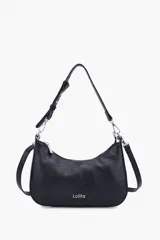 Cartera hobo de cuero sintético color negro, con cierre superior y herrajes metálicos plateados. Incluye correa ajustable y desmontable.