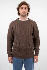Sweater marrón de lana merino uruguaya con cuello redondo y diseño trenzado en el frente.