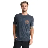 Remera de algodón color negro con efecto acid wash y estampa circular en el pecho con diseño gráfico y texto.