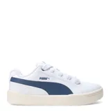 Championes urbanos Puma modelo Park Life Style Easy, de corte bajo, color blanco con detalle de franja lateral en azul oscuro y suela de goma en tono crema.