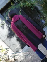 Pashmina rectangular color beige claro, de tejido suave y liviano. Ideal para usar como chalina o bufanda.