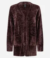 Cardigan largo de punto chenille con textura aterciopelada, diseño abierto sin botones, bolsillos frontales y puños acanalados.