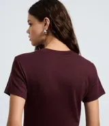 Remera básica de algodón con cuello redondo y manga corta, de corte clásico y diseño liso sin estampados.