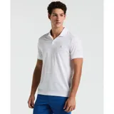 Polo blanco con cuello clásico, manga corta y rayas horizontales de colores. Logo de la marca bordado en el pecho.