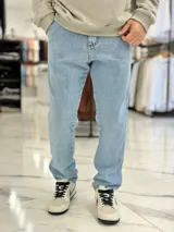 Pantalón de jean gris con lavado ácido, corte holgado de estilo oversize y diseño recto.